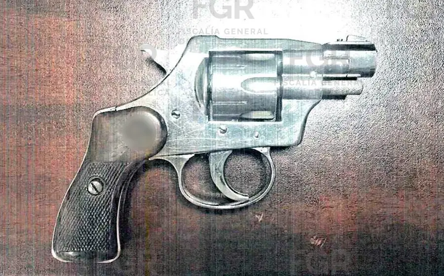 Un hombre es detenido por las autoridades en un filtro de alcoholímetro después de ser descubierto portando dos armas de fuego.