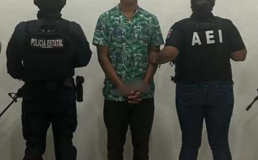 Fotografía de un hombre detenido, presunto responsable de un feminicidio cometido en la región del Istmo de Tehuantepec, Oaxaca.