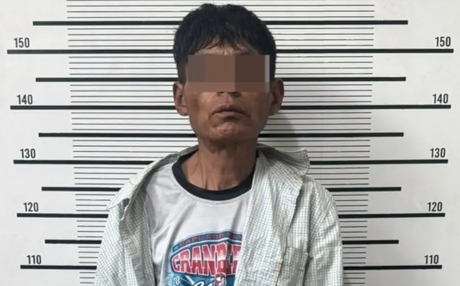 C.M.S., el hombre detenido por presunto robo con violencia, es custodiado por elementos de la policía vial estatal durante su arresto.