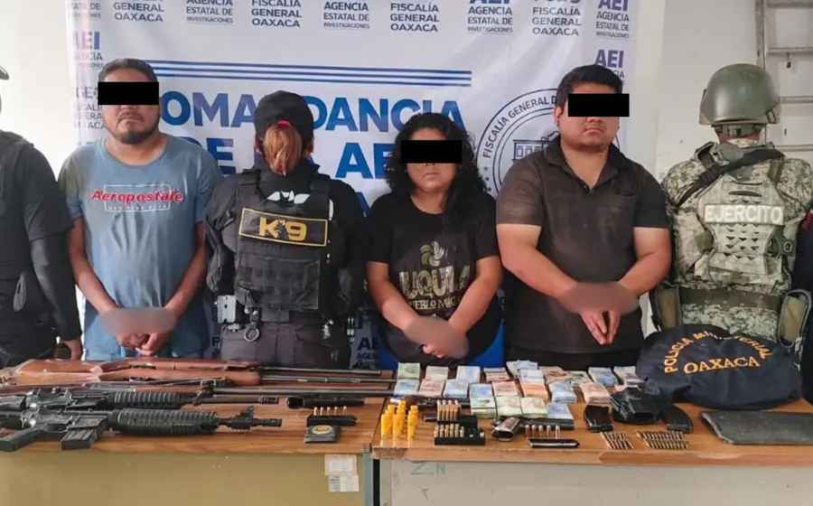 Dos hombres y una mujer, presuntos integrantes de una célula criminal, detenidos durante un operativo en Ejutla de Crespo, Oaxaca.