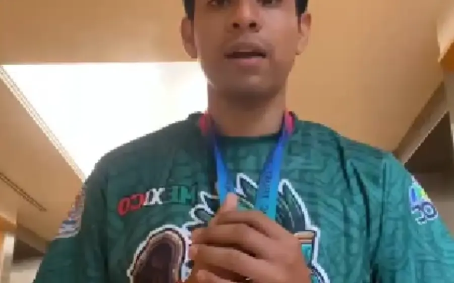 El joven estudiante juchiteco Dierik Esteva sonríe mientras muestra la medalla de plata que ganó en la olimpiada de matemáticas SIMOC.