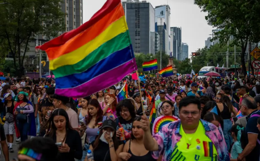 Organismos internacionales alertan sobre cómo la discriminación y las brechas legales triplican el riesgo de suicidio en la población LGBT+.