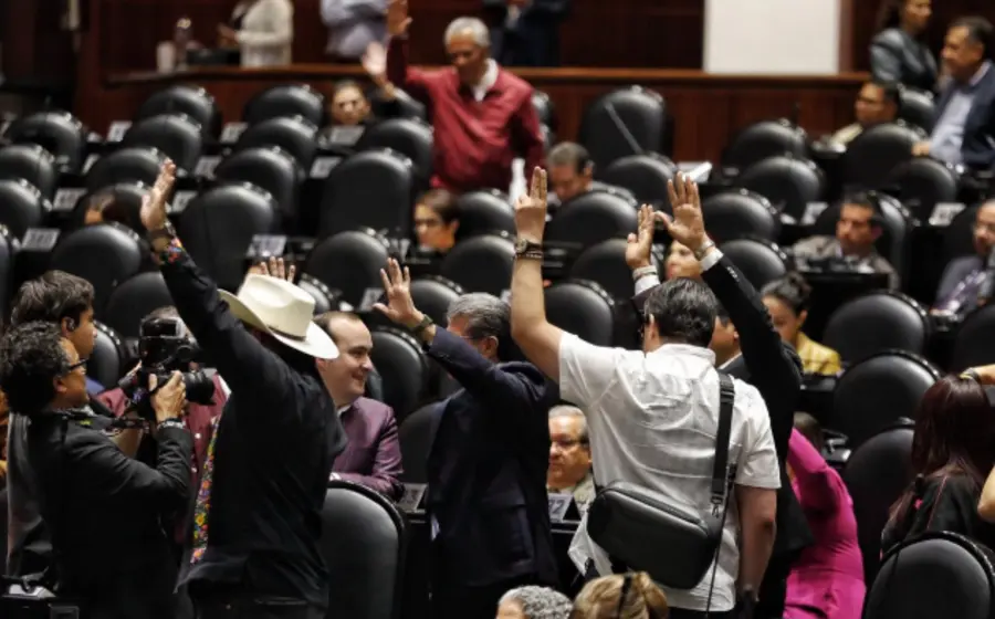 Disputa política en la Cámara de Diputados por la revisión del T-MEC, mostrando las posturas divididas entre los partidos Morena y PAN.