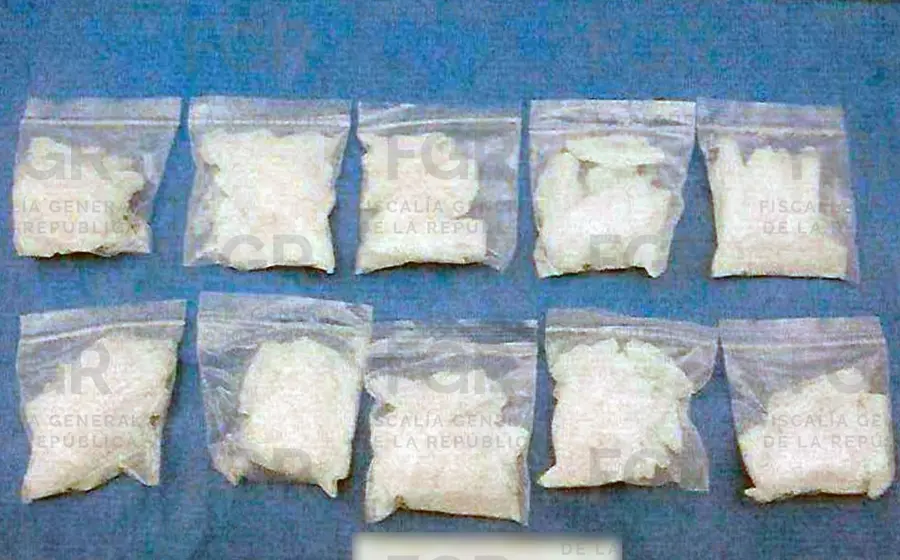 Varias dosis de presunta droga empaquetadas y aseguradas durante el operativo contra narcomenudistas en San Baltazar Chichicápam, Ocotlán.