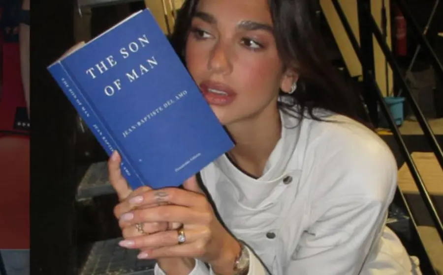 La artista Dua Lipa inaugura la sala de lectura en Livraria Lello, un espacio de acceso público dedicado a obras literarias prohibidas.