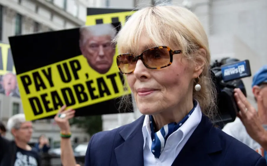 La escritora E. Jean Carroll, quien recibió 5.6 millones de dólares como indemnización de Donald Trump por difamación y agresión sexual.