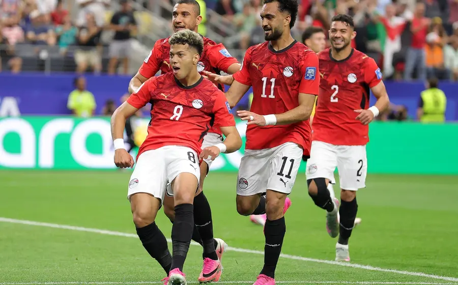 La selección de futbol de Egipto celebra efusivamente su pase a los octavos de final tras una dramática victoria en la tanda de penales.