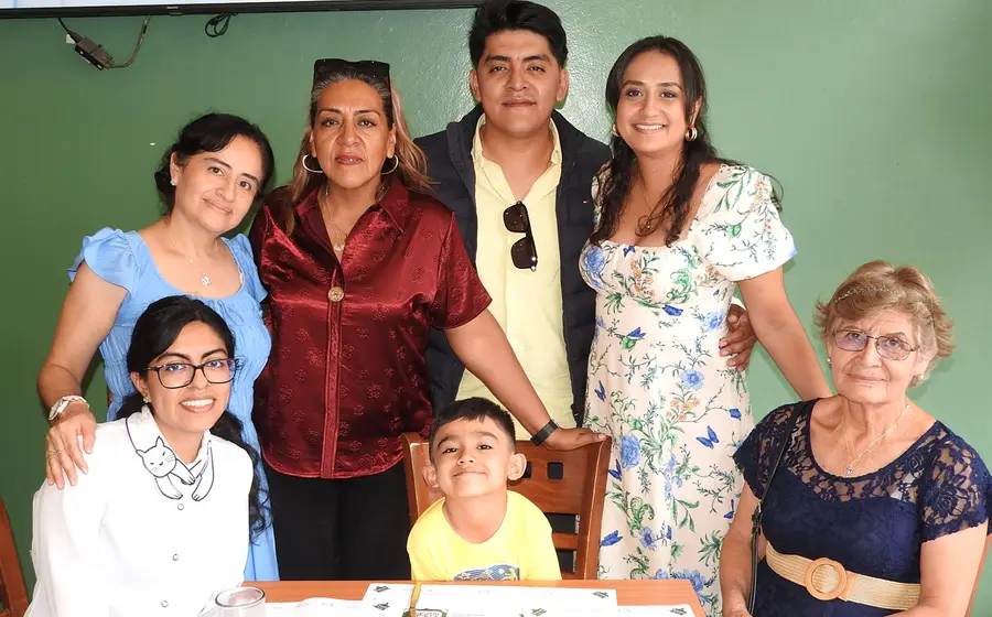 El niño Elías Gael celebra su clausura de preescolar sonriendo junto a sus padres, Eduardo Ortega, Meelissa Burgo y demás familiares.