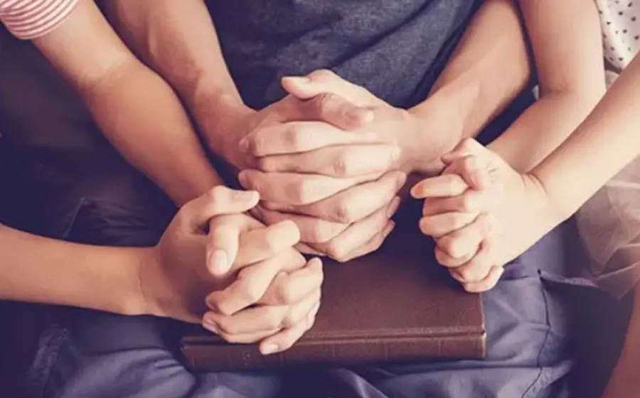 Una imagen conceptual que ilustra la importancia de enseñar a confiar en Dios para encontrar esperanza en medio de las dificultades y noticias desalentadoras.