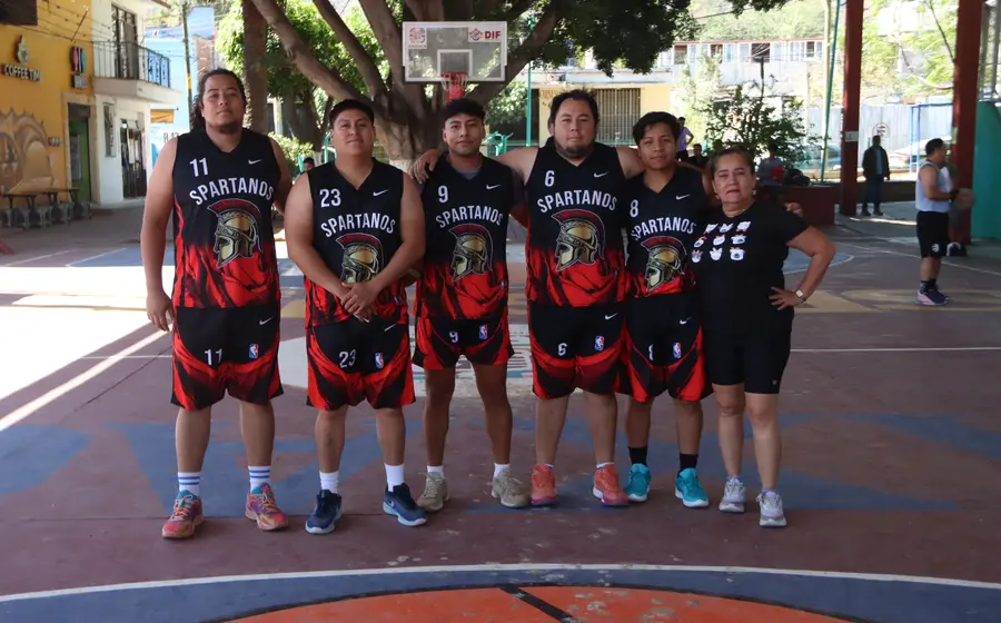 Jugadores del equipo de básquetbol Spartanos en acción durante su partido contra Real Josaá, en busca de un lugar en los playoffs.