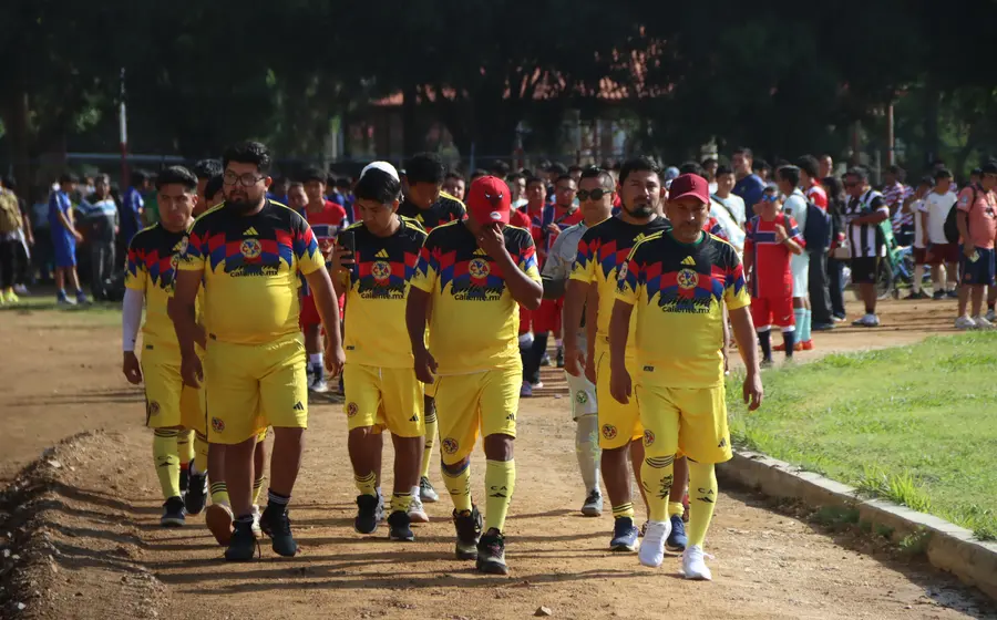 El equipo de futbol Peñafor encabeza el desfile de inauguración durante la tradicional Fiesta Zapoteca, un evento de orgullo y futbol comunitario.