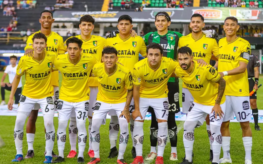 El equipo titular de los Venados de fútbol posa para la foto oficial antes de su partido inaugural del torneo Apertura 2026 contra Alebrijes.