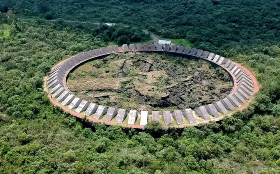 El Espacio Escultórico de la UNAM, un gran círculo de piedra volcánica creado para enmarcar el paisaje del Pedregal como protagonista.