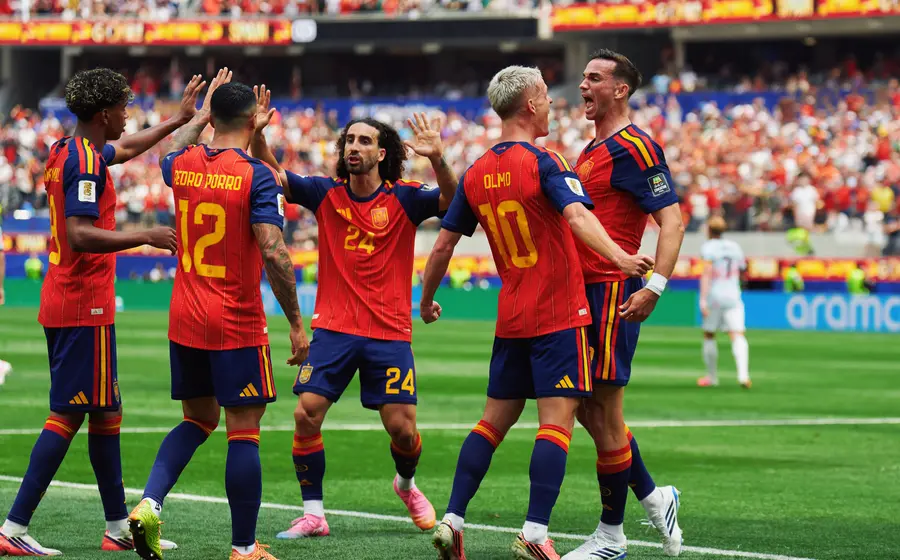 La selección de España celebra su agónica victoria contra Bélgica durante el partido de los Cuartos de Final del torneo.