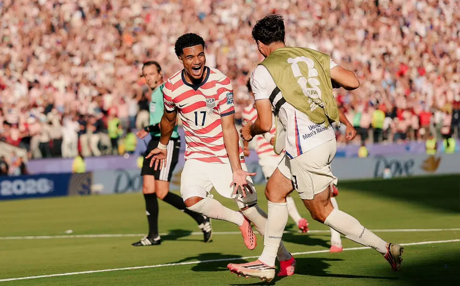 La selección de fútbol de Estados Unidos celebra en el campo su pase a la ronda de Octavos de Final del torneo.