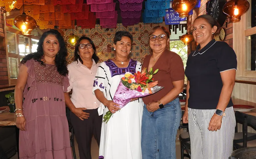 Estela Gallardo Ruiz celebra su cumpleaños con un desayuno en Oaxaca, acompañada por sus amigas Bety, Irais, Rosalba y Cristy, quienes le obsequiaron flores.