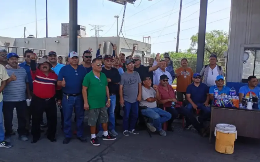 Un grupo de exobreros de Ahmsa bloquea las instalaciones para impedir la salida de maquinaria, reclamando que los activos garanticen sus pagos laborales pendientes.