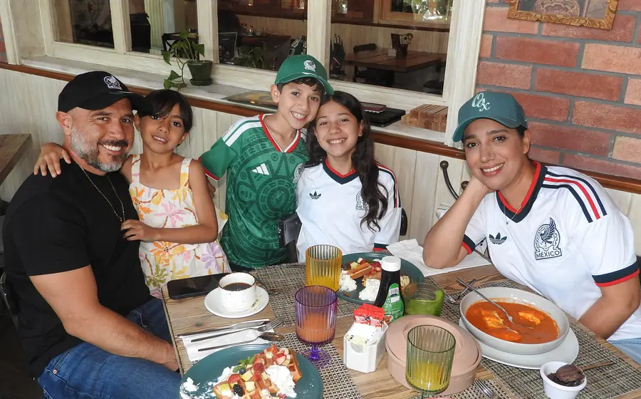 Los integrantes de la familia García Teherán posan sonrientes para la foto durante un agradable encuentro mientras disfrutan de un café.