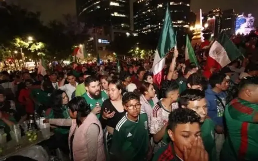 Una celebración masiva por una victoria colectiva se ve empañada por actos de violencia y disturbios entre los asistentes.