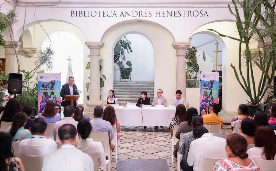 Representantes de la FGEO y la organización SiKanda durante la firma de un convenio para proteger a la niñez y adolescencia en Oaxaca.