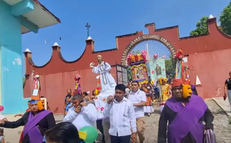 La comunidad chontal celebra a su santo patrón, San Pedro Apóstol, durante las tradicionales fiestas del municipio de Huamelula, Oaxaca.