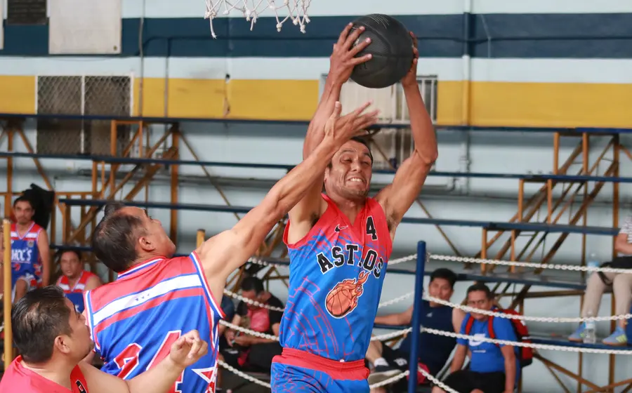 Jugadores de los equipos Cepsa y Astros durante el partido de la final de ascenso en la liga de básquetbol de veteranos.