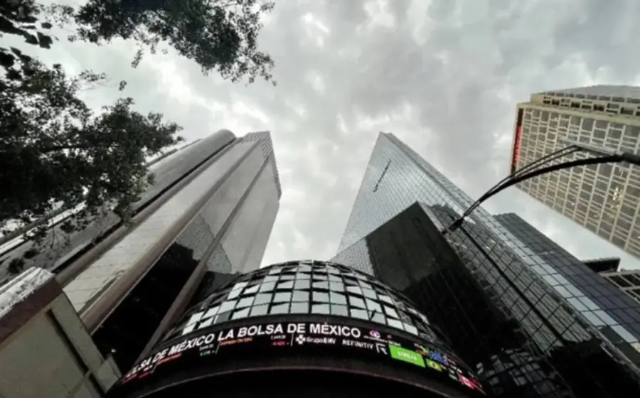 Logotipos de las empresas Pemex, BBVA y Bimbo, que destacaron como los principales emisores en el financiamiento bursátil del primer semestre.