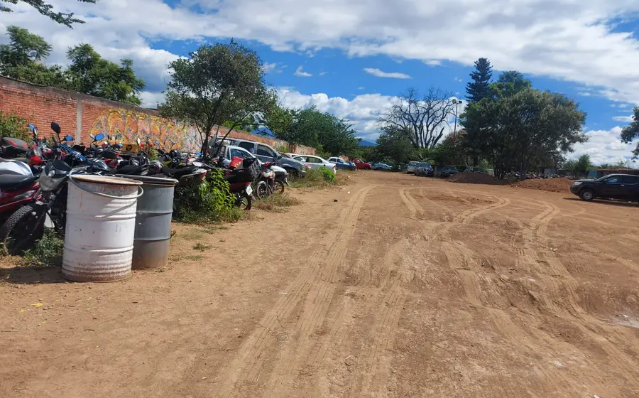 Varios vehículos asegurados se encuentran estacionados en una depositaría, parte de un esquema que la Fiscalía ha decidido cancelar en la región.