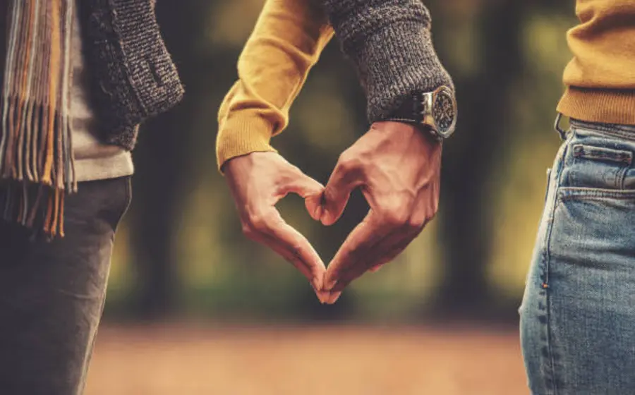 Una joven pensativa representa a la Generación Z, que cuestiona la necesidad de tener pareja y elige la soltería como una decisión personal.