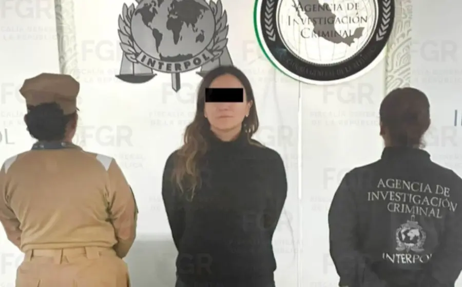 Gilda Lozoya es detenida por autoridades al llegar a un aeropuerto en México, momento captado tras bajar de un vuelo internacional.