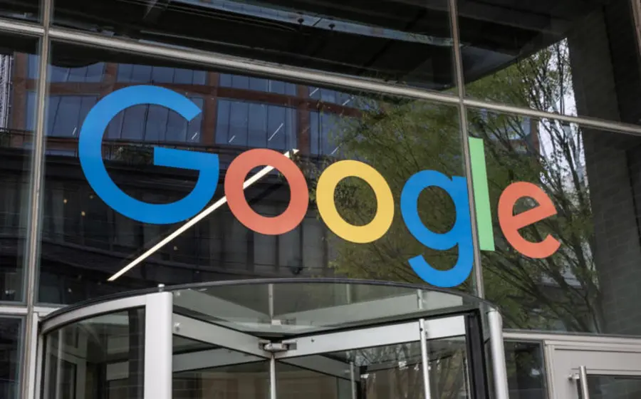 Ilustración de un microprocesador con el logotipo de Google, que representa su nuevo chip propio para potenciar la inteligencia artificial Gemini y reducir costos.