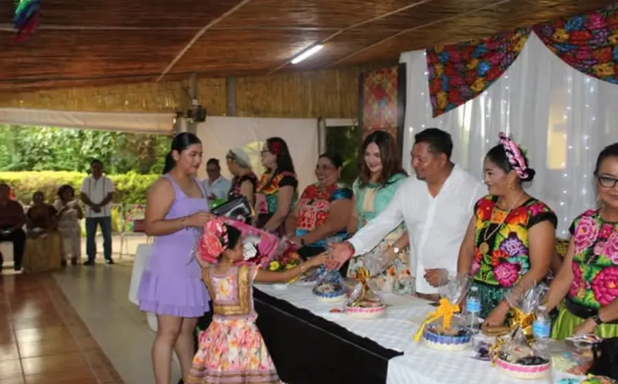 Un grupo de niñas y niños celebran su graduación al concluir su primera etapa educativa, marcando el fin del ciclo escolar en El Espinal.
