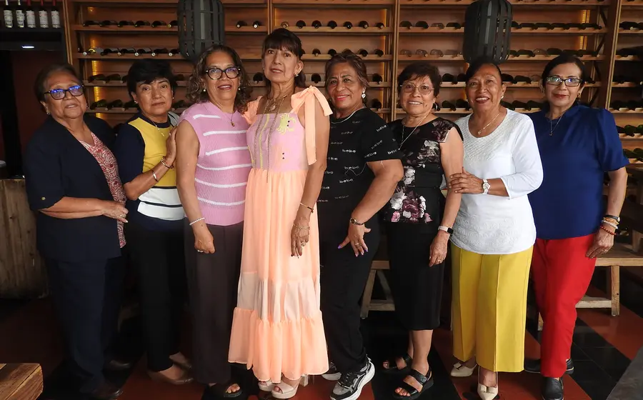 El grupo de amigas Alma, Elva, Rosario, Rosy, Alejandra, Marcia y Socorrito posan juntas para una foto durante su reunión de momentos especiales.
