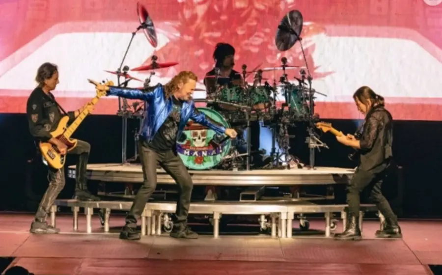 El grupo musical Maná, que protagonizará el show de medio tiempo del México vs Inglaterra, posa para una foto celebrando 40 años de trayectoria.