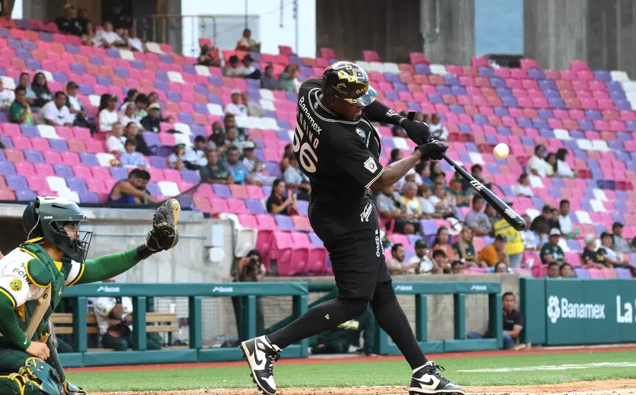 Un jugador de los Guerreros en acción durante el partido de béisbol de la LMB donde el equipo oaxaqueño blanqueó a los Pericos de Puebla.