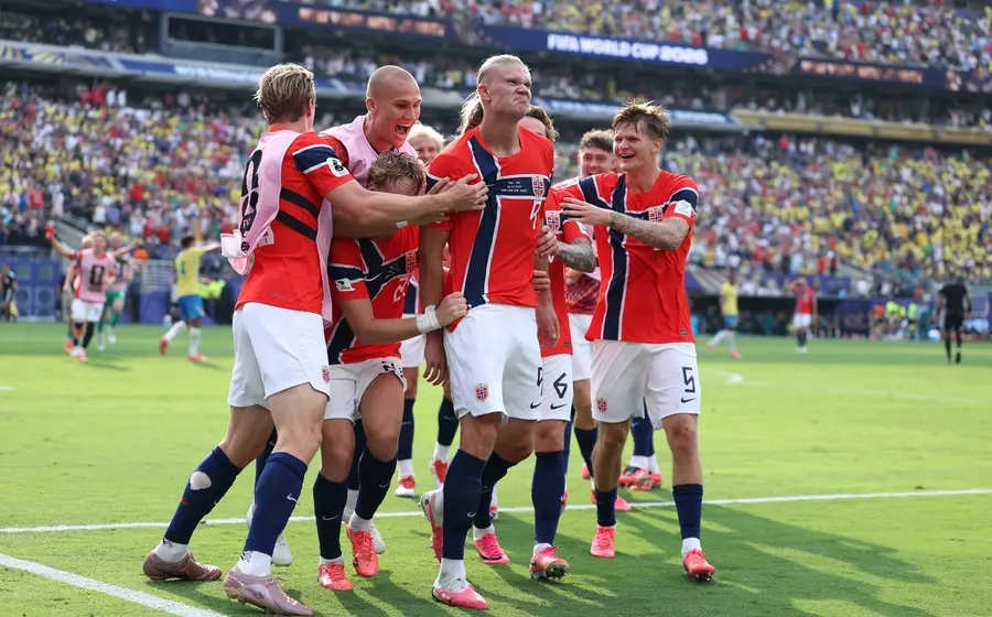 El futbolista Erling Haaland de la selección de Noruega celebra durante el partido que resultó en un triunfo histórico sobre Brasil.