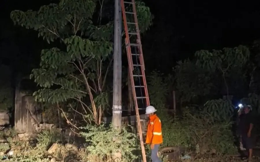 Un grupo de habitantes de Rincón Bamba se congrega en una carretera, preparándose para un bloqueo en protesta por inconformidades contra la CFE.