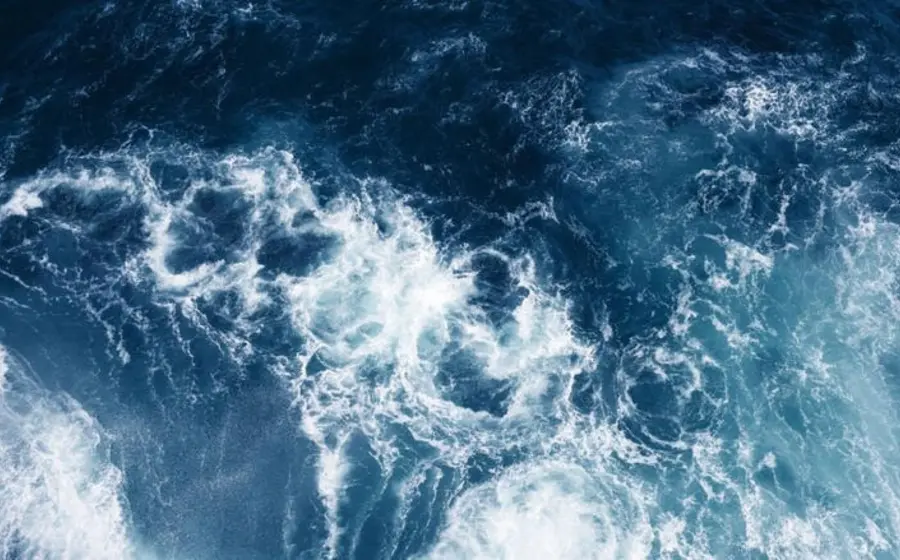 Imagen del océano que ilustra un estudio sobre los efectos del cambio climático, alertando sobre riesgos para la pesca, calor extremo e inundaciones.