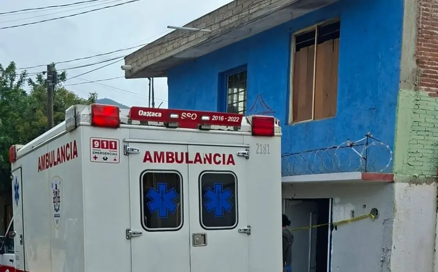 Vista de la escena del crimen en la colonia Volcanes, donde un hombre fue asesinado a puñaladas dentro de su vivienda.