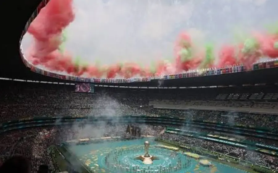 Aficionados mexicanos celebran un gol con euforia en el estadio, reflejando la pasión del Mundial 2026 que no se tradujo en un boom económico.