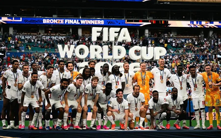 La selección de Inglaterra celebra la victoria por 6-4 contra Francia, asegurando el tercer lugar de la Copa del Mundo 2026.