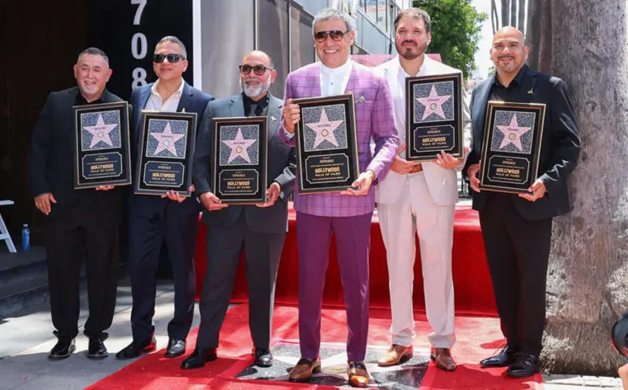 La banda mexicana Intocable celebra al recibir su estrella, la número 2,852, en el icónico Paseo de la Fama de Hollywood.