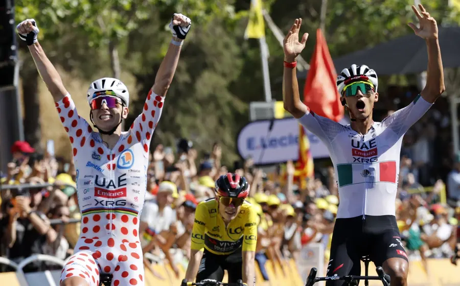 El ciclista mexicano Isaac del Toro celebra junto al esloveno Tadej Pogacar tras ganar la segunda etapa del Tour de Francia 2026.
