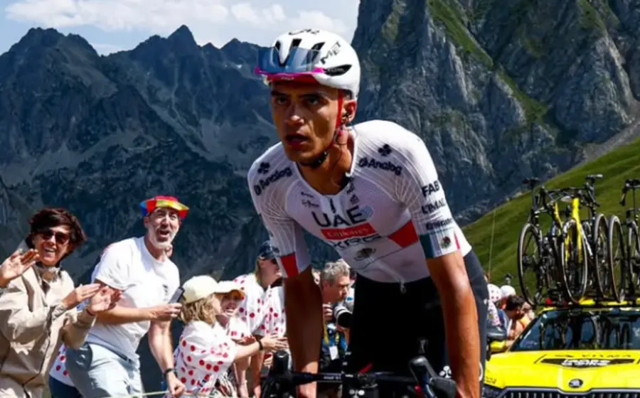 El ciclista Isaac del Toro posa con el maillot blanco que lo acredita como el líder de los jóvenes en el Tour de Francia 2026.
