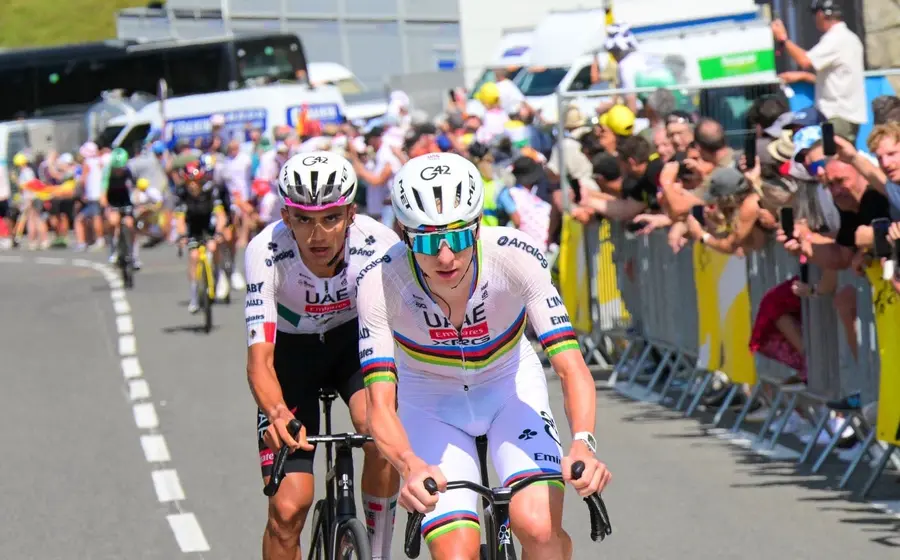 El ciclista mexicano Isaac del Toro junto a Tadej Pogačar durante su ataque en la etapa de montaña del Tourmalet.