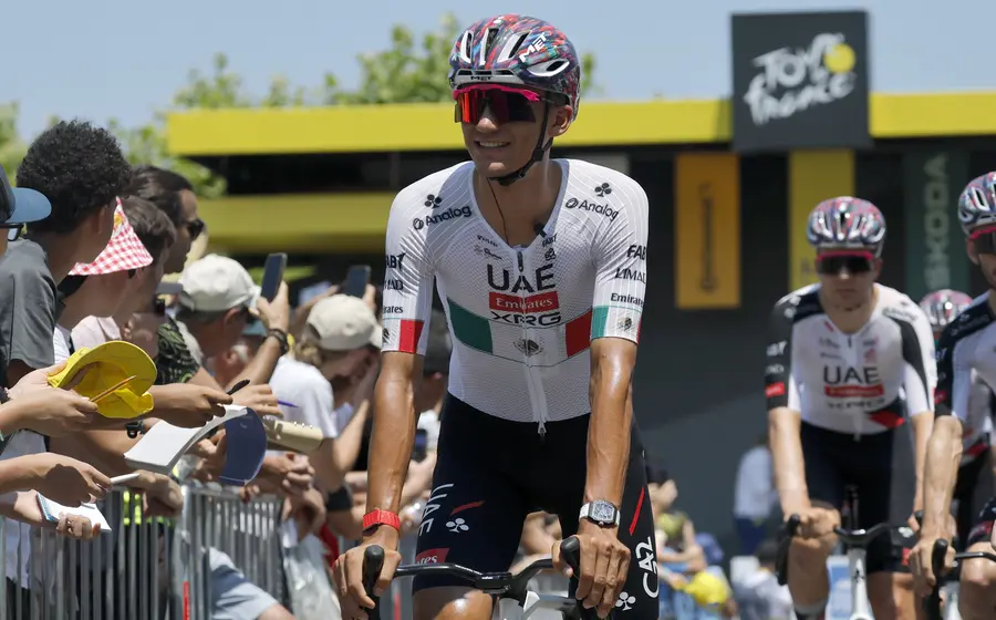 El ciclista mexicano Isaac del Toro compitiendo en una etapa del Tour de Francia 2026, donde se mantiene en el octavo lugar general.