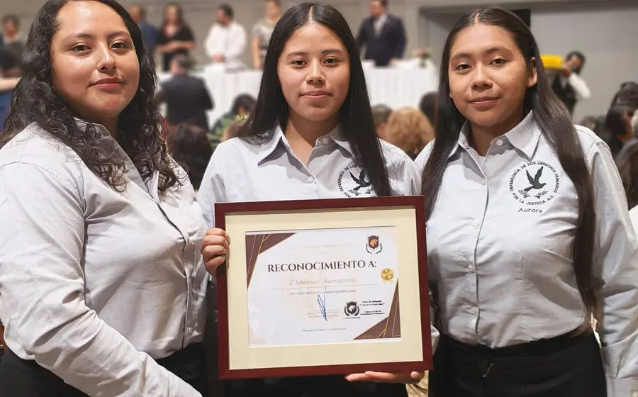 Jóvenes promotores de un amparo contra altas cuotas en la UABJO reciben el premio al Mérito Juvenil por defender la gratuidad educativa.