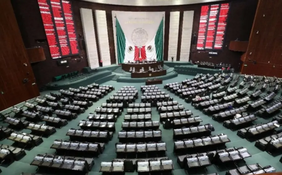Un grupo de jubilados se manifiesta en la Cámara de Diputados para exigir la restitución de un beneficio económico que les fue retirado.