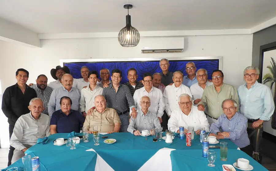 Don Julio Calvo Montesinos celebra su cumpleaños número 95, sentado al centro y sonriendo rodeado del gran cariño de sus amigos.