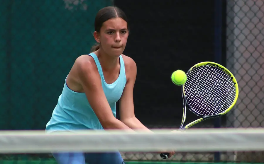 El deportista Julio León captado durante un partido de tenis, continuando con una importante tradición en el deporte blanco.